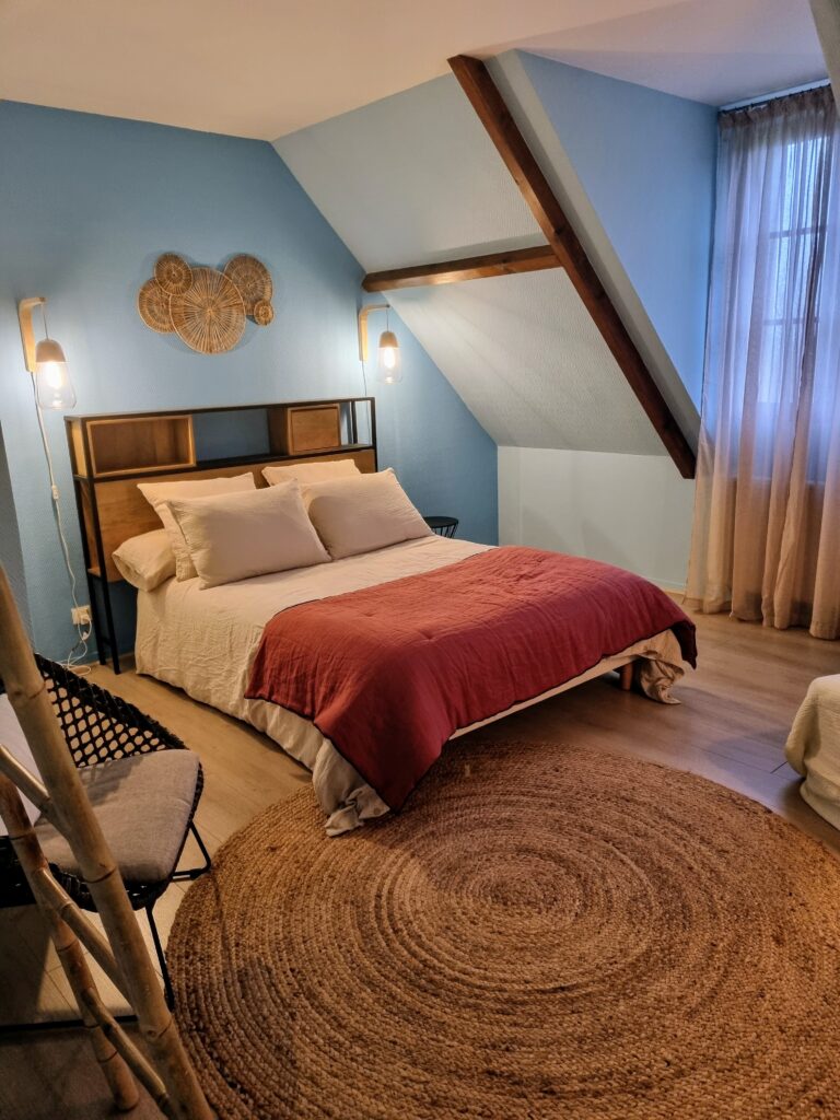 Chambre décorée sur mesure avec ambiance chaleureuse et harmonieuse en Normandie