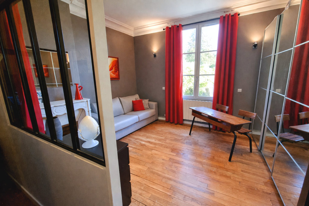Transformation d’un palier en chambre d’amis chaleureuse avec verrière à Maule
