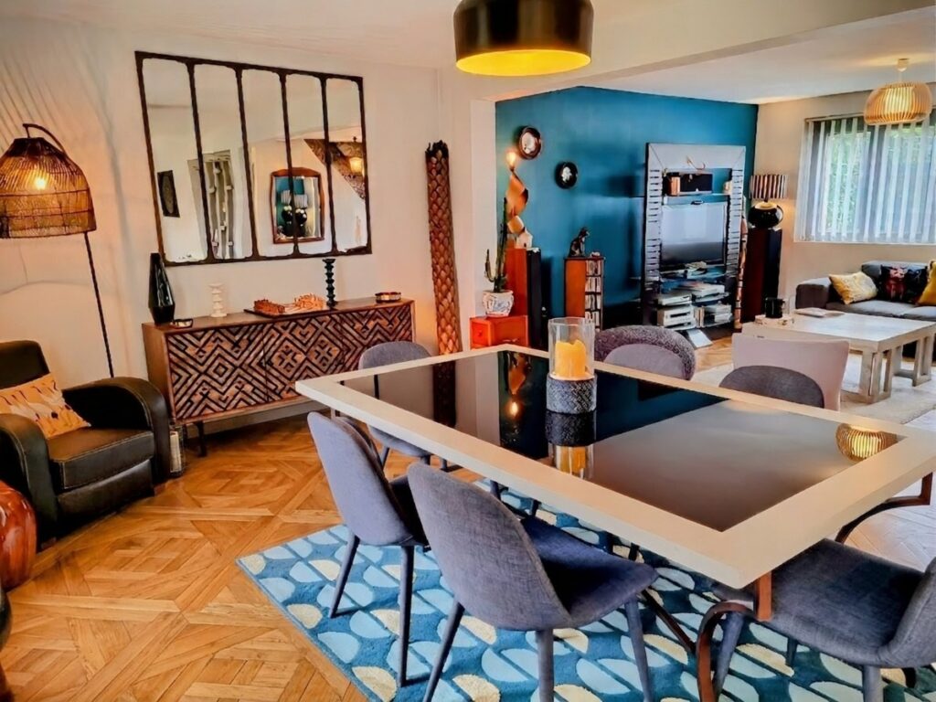 Salon chaleureux aménagé par Laure Boucher, architecte d’intérieur à Mézières-sur-Seine