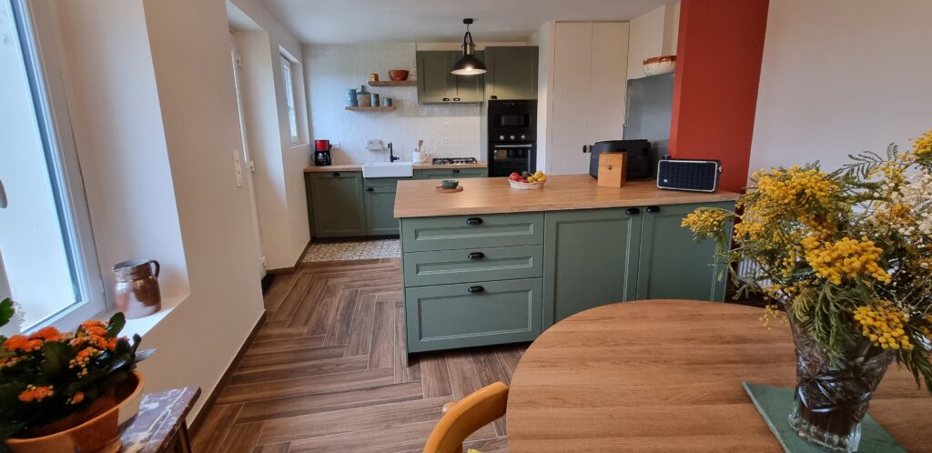 Cuisine rénovée et aménagée sur mesure par une architecte d’intérieur dans les Yvelines