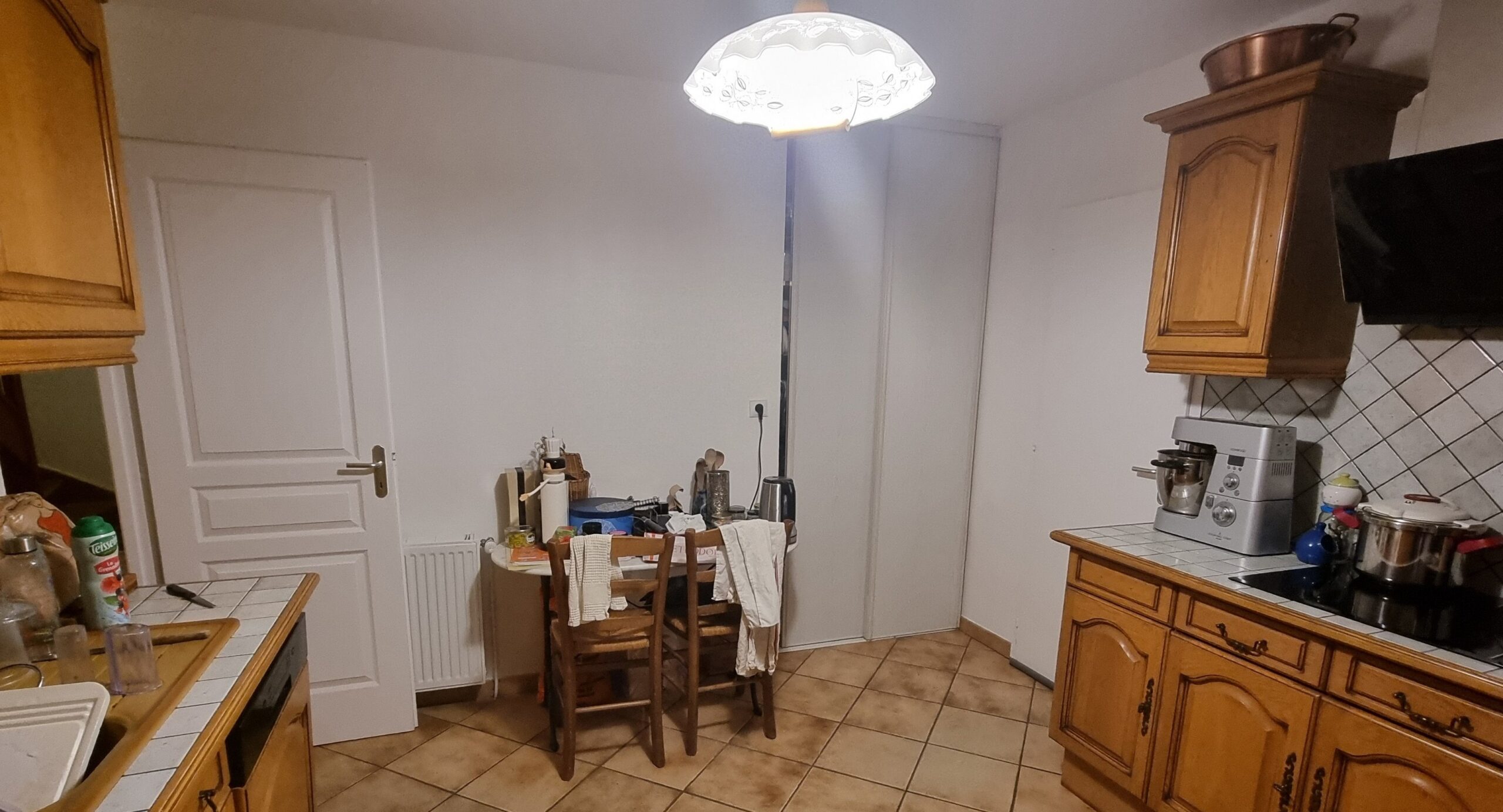 Cuisine avant home staging dans un projet immobilier par 2L.Décor en Normandie